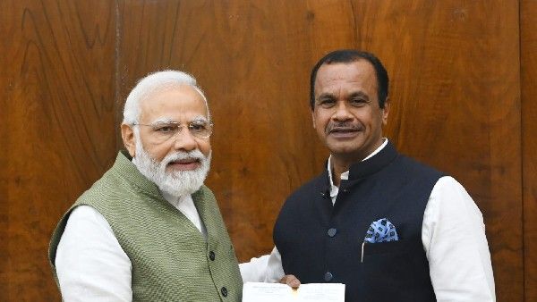 ప్రధాని మోదీతో ఎంపీ కోమటిరెడ్డి వెంకటరెడ్డి భేటీ - డెసిషన్ టైం..!!