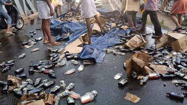 Road Accident: మద్యం సీసాల రాలీ బోల్తా.. తర్వాత ఏం జరిగిందో మీరే చెబుతారు..