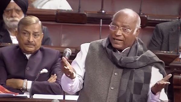 బీజేపీని ఎక్కడో తాకిన ఖర్గే కుక్క వ్యాఖ్యలు-పార్లమెంటులో రచ్చ-అయినా తగ్గని కాంగ్రెస్ ఛీఫ్