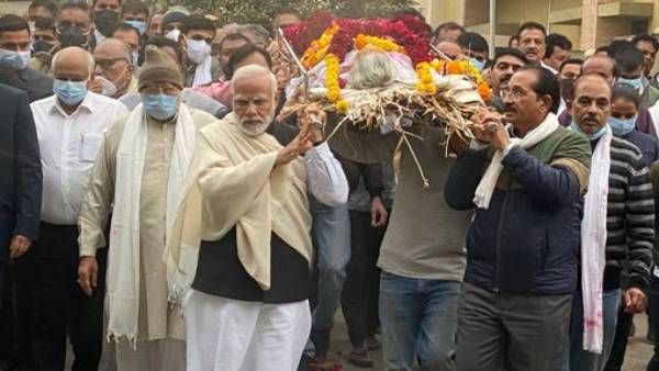 ముగిసిన హీరాబెన్ మోడీ అంత్యక్రియలు: పాడె మోసి, చితికి నిప్పంటించిన ప్రధాని మోడీ!!