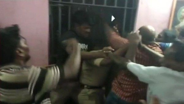 నూజివీడు పోలీస్ స్టేషన్ పై దాడి