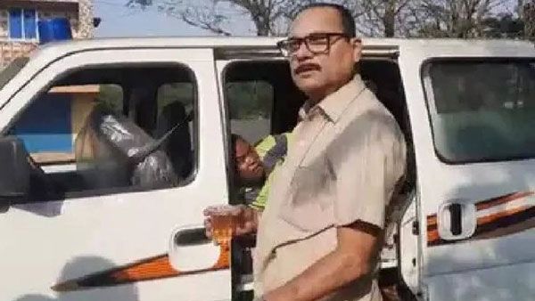 Viral News : అంబులెన్స్ డ్రైవర్ అరాచకం-దారిలోనే తాగి.. పేషెంట్ కూ తాగించి..