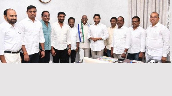 నల్లారికి పెద్దిరెడ్డి షాక్ - వైసీపీలోకి పీలేరులో టీడీపీ నేతలు...!!