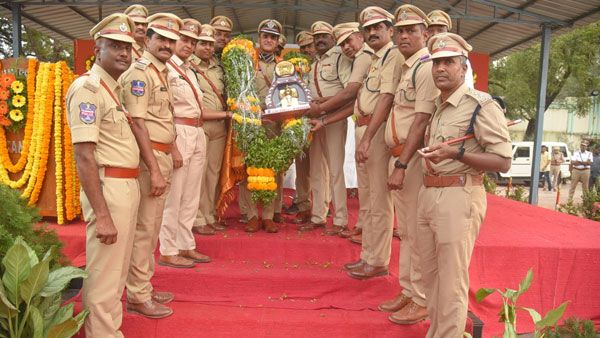 బదిలీపై వెళ్తున్న పోలీస్ బాస్ తరుణ్ జోషికి, కన్నులపండుగలా వరంగల్ పోలీసుల ఘన వీడ్కోలు!!