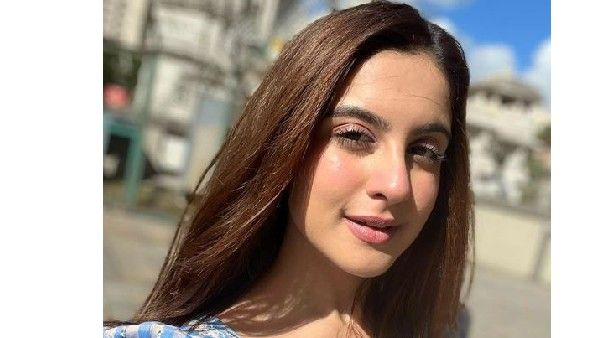 నటి.. ఆత్మహత్య: షూటింగ్ సెట్స్‌పైనే..!!