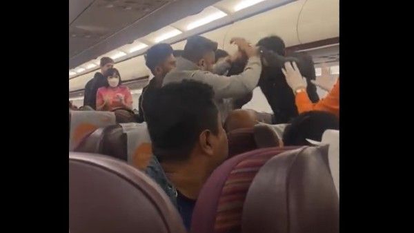 Viral Video: ఇదేందిరా నాయనా.. విమానంలో పొట్టుపొట్టు కొట్టుకున్నారు.. వైరల్ అయిన వీడియో..