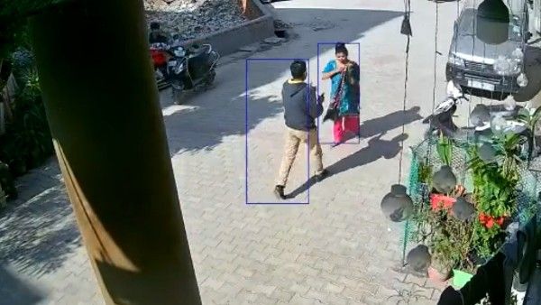 Viral Video: యూపీలో పట్టపగలు దారుణం.. గన్‍తో బెదిరించి.. వైరల్ అయిన వీడియో..