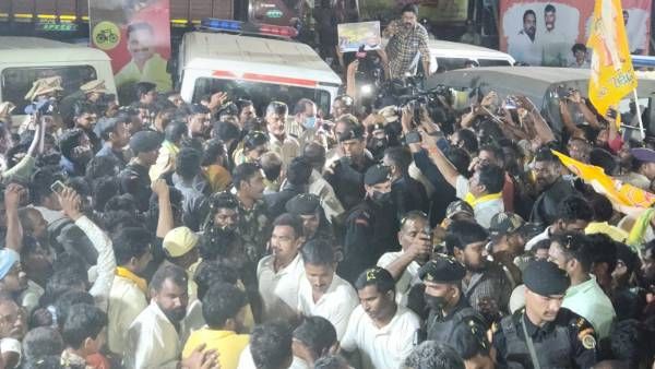 చంద్రబాబు పోలవరం టూర్ ఉద్రిక్తం-ప్రాజెక్టుకు వెళ్లకుండా అడ్డుకున్న పోలీసులు-అక్కడే ధర్నా