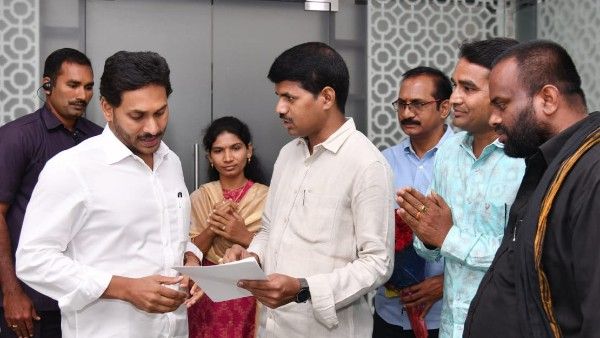 రేపు ఏపీ సచివాలయ ఎన్నికలు-ఉద్యోగుల ఆగ్రహం వేళ కీలకం-జగన్ ఆయన్ను గెలిపించుకుంటారా ?