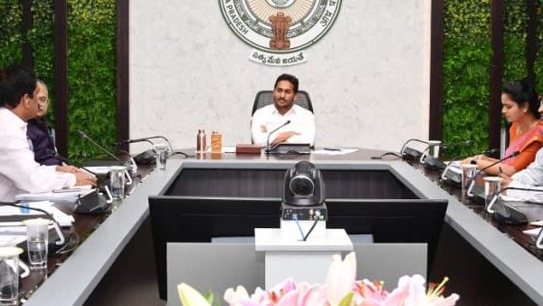 పెన్షన్ల తొలగింపుపై జగన్ క్లారిటీ- నోటీసులు అందుకే ! తేల్చేయాలంటూ కలెక్టర్లకు కీలక సూచన..!