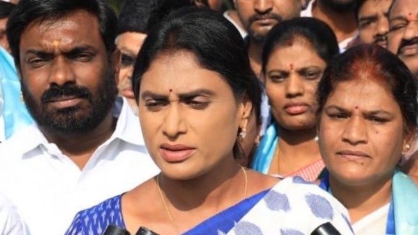 కేసీఆర్ కుటుంబం మొత్తానికి ఆస్కార్ అవార్డులు ఇవ్వాల్సిందే: వదిలిపెట్టని వైఎస్ షర్మిల!!