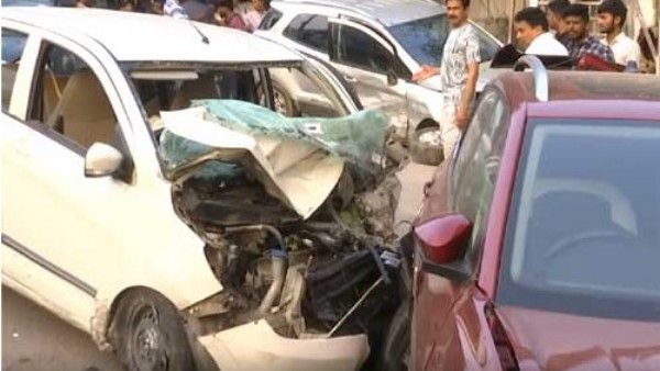 బంజారాహిల్స్‌లో కారు బీభత్సం: ఢీకొట్టడంతో ఎగిరిపడి ఇద్దరు మృతి