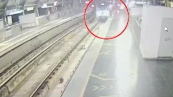 మరో విషాదం: హైదరాబాద్ మెట్రో రైలు కింద పడి వ్యక్తి ఆత్మహత్య (వీడియో)