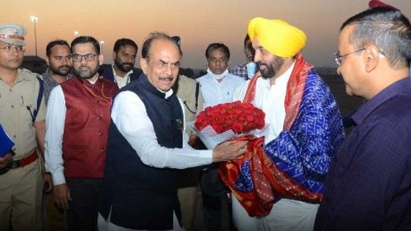 హైదరాబాద్ చేరుకున్న సీఎంలు, జాతీయ నేతలు: కేసీఆర్ బీఆర్ఎస్ సభకు అంతా సిద్ధం