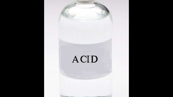 ఇంటికి ఆలస్యంగా వచ్చినందుకు.. భర్తపై యాసిడ్ పోసిన ఇల్లాలు!!