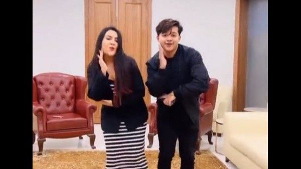 ముస్లిం కుర్రాడితో డిప్యూటీ సీఎం దేవేంద్ర ఫడ్నవిస్ భార్య..డాన్స్: ఏకిపడేస్తోన్నారు