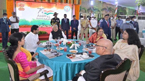 రాజ్ భవన్లో ఎట్ హోంకు చంద్రబాబు, పవన్ డుమ్మా-జగన్ తోనే సరిపెట్టిన గవర్నర్ !