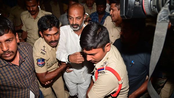 పోయేకాలం దాపురిస్తే ఇలానే.. బండి సంజయ్ రైతుల కోసం పోరాటం చేస్తే కేసులు పెడతారా?