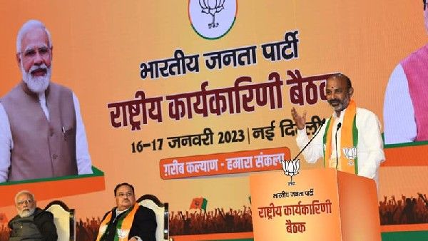 కేసీఆర్.. దమ్ముంటే నాతో రాజకీయం చెయ్: భగీరథ్ ర్యాగింగ్ ఎపిసోడ్‌పై భగ్గుమన్న బండి సంజయ్