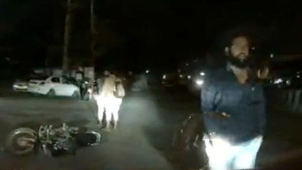 Bengaluru: ఇది బెంగళూరులో పరిస్థితి, జంటను కారులో వెంబడించి. కారు కెమెరాలో చిక్కిపోయారు!