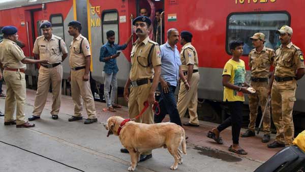 కృష్ణా ఎక్స్‌ప్రెస్‌ రైలుకు బాంబు బెదిరింపు... పరుగులు పెట్టిన రైల్వే పోలీసులు; ట్విస్ట్ ఏమిటంటే!!