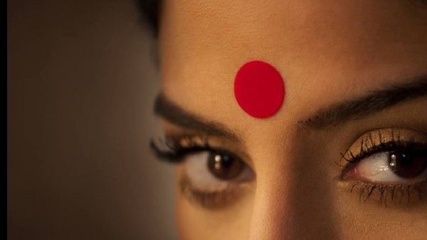 బొట్టు ఎందుకు పెట్టుకోవాలి? ఏ వేలితో బొట్టు పెట్టుకుంటే ఆయుష్షు, సంపద వస్తుంది? 