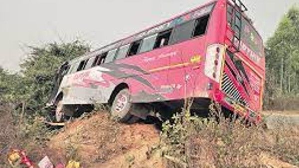 45మంది ప్రాణాలు కాపాడి మృత్యు ఒడికి చేరిన బస్సు డ్రైవర్.. కన్నీరు పెట్టిన ప్రయాణీకులు!!