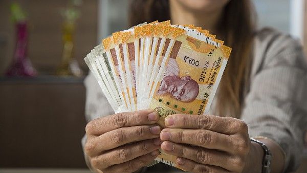 Crime News: నవ్వుతో ఆకర్షిస్తారు.. చూపుతో కైపెక్కిస్తారు.. చివరికి నిలువు దోపిడీ చేస్తారు..