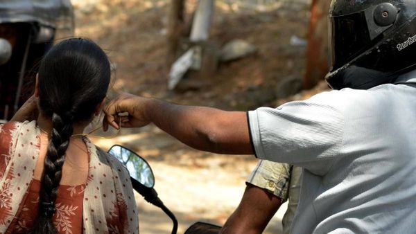 Chain Snatching: ఫుడ్ డెలివరీ బాయ్‍గా వచ్చి చైన్ స్నాచింగ్..