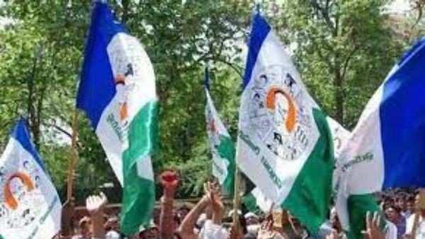 అవనిగడ్డ వైసీపీలో ముదిరిన పోరు-ఎంపీ అనుచరులపై చెప్పులతో ఎమ్మెల్యే వర్గం దాడులు..?