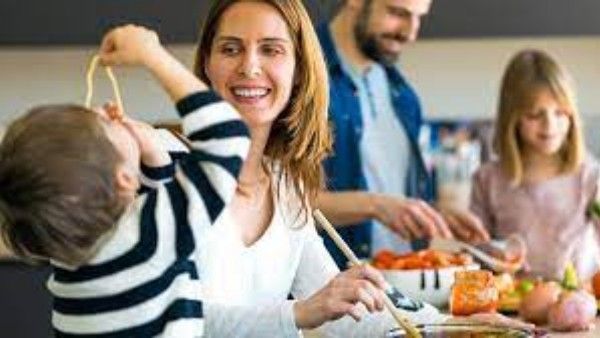 Food: రాత్రి పూట ఆలస్యంగా తింటున్నారా..  అయితే మీరు ప్రమాదంలో పడినట్లే..!