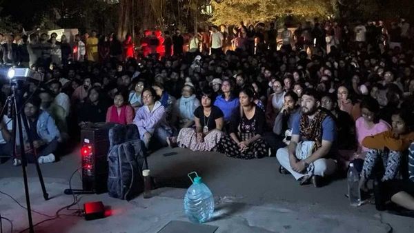 హైదరాబాద్ సెంట్రల్ వర్శిటీలో మోడీపై బీబీసీ డాక్యుమెంటరీ వర్సెస్ కశ్మీర్ ఫైల్స్ ప్రదర్శన