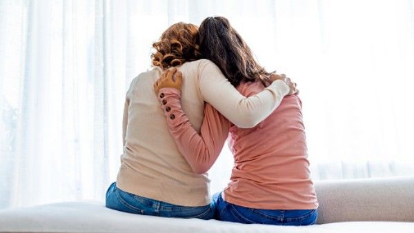 Sisters: ఒకేసారి ముగ్గురు అక్కాచెల్లెళ్లు ?, అందమైన అమ్మాయిల శవాలు కుళ్లిపోయి, షాక్ !