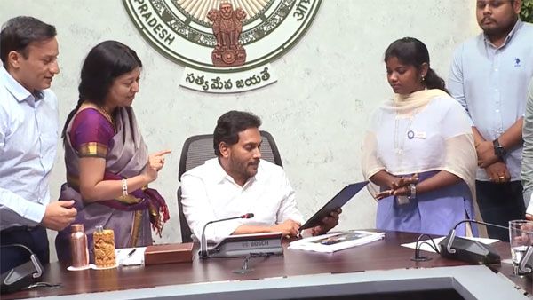 వారి కడుపుమంటకు మందు లేదు- జగన్: పాడైన రోడ్ల వివరాల కోసం `యాప్`