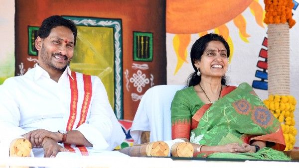 డిఫరెంట్ లుక్ లో సీఎం జగన్ - సతీమణి భారతితో కలిసి..!!