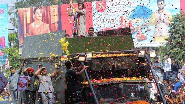 పందిబస్సు వారాహి.. ఆర్జీవీ ట్వీట్లపై జనసేన మండిపాటు; పవన్ కళ్యాణ్ ఫ్యాన్స్ హెచ్చరిక!!