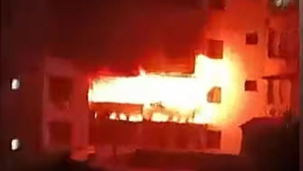 అపార్ట్‌మెంట్‌లో ఘోర అగ్ని ప్రమాదం: నలుగురు చిన్నారులతో సహా 14 మంది మృతి