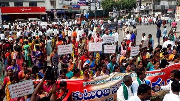 కామారెడ్డిలో ఉద్రిక్తత.. హైకోర్టును ఆశ్రయించిన రైతులు; కలెక్టరేట్ ముందు ఆందోళన!!