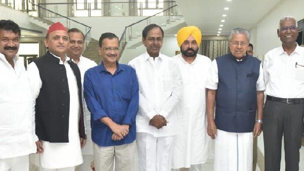 CM KCR: యాదగిరిగుట్ట నరసింహుడిని దర్శించుకున్న ముఖ్యమంత్రులు..