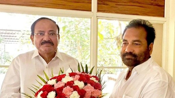 అలిగిన వేళ.. వెంకయ్య నాయుడిని కలిసిన కోటంరెడ్డి శ్రీధర్ రెడ్డి..!!