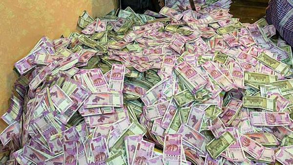 khiladi: వెయిటింగ్ చార్జ్ ఇస్తే చాలు సార్, వెయిట్ చెయ్యకుండా జంప్, బ్యాగ్ లో లక్షల్లో డబ్బు, పత్రాలు!