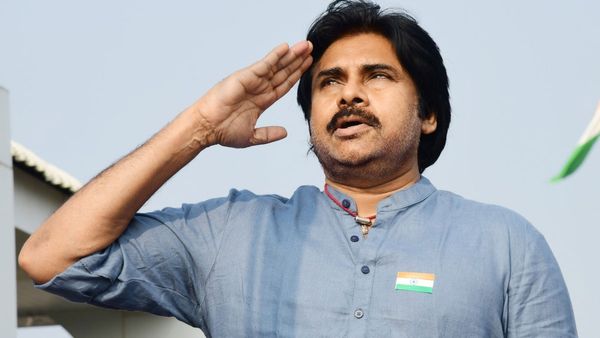 ప్యాకేజీ స్టార్ దేశభక్తి ఇది.. రిపబ్లిక్ డే సాక్షిగా మళ్ళీ దొరికిన పవన్ కళ్యాణ్!!