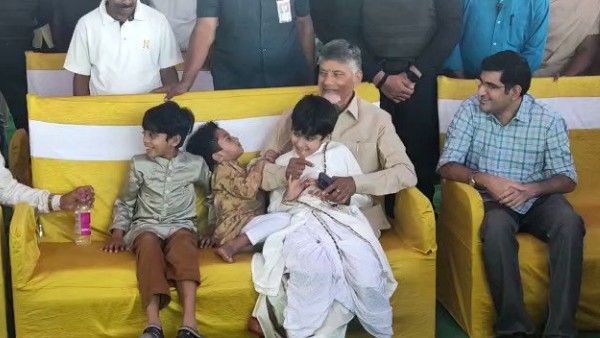 తాత నీ సీటు కావాలి: మనవళ్ల అల్లరికి చంద్రబాబు - బాలయ్య ఇలా..!!