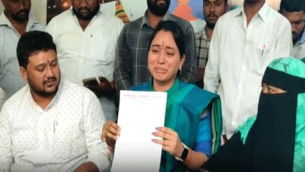 కన్నీటి పర్యంతమైన జగిత్యాల మున్సిపల్ చైర్ పర్సన్ భోగ శ్రావణి