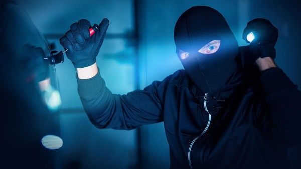 madam: ఫ్రెండ్ తో పిచ్చపాటిగా ఎంజాయ్, ఇంటికి వెళితే కేజీ నగలు, నగదు, లోలాక్షి ఇల్లు ?