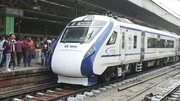 వందేభారత్ ఎక్స్‌ప్రెస్ పై ఎందుకింత ఆర్భాటం; సామాన్యులకు అందుబాటులో లేదు; విమర్శల వెల్లువ!!