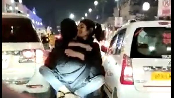 Viral Video: నడిరోడ్డుపై రోమాన్స్.. అవాక్కైన వాహనదారులు.. వీడియో వైరల్..