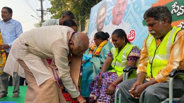 పారిశుద్ధ్య కార్మికులకు ఏపీ మంత్రి వేణు పాదపూజ-సేవా భావానికి ప్రణామాలు..!