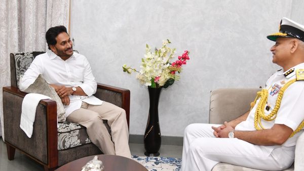 YS Jagan-Navy Talks : జగన్ తో నేవీ అధికారుల భేటీ..విశాఖ తీరంలో సవాళ్లపై .. !