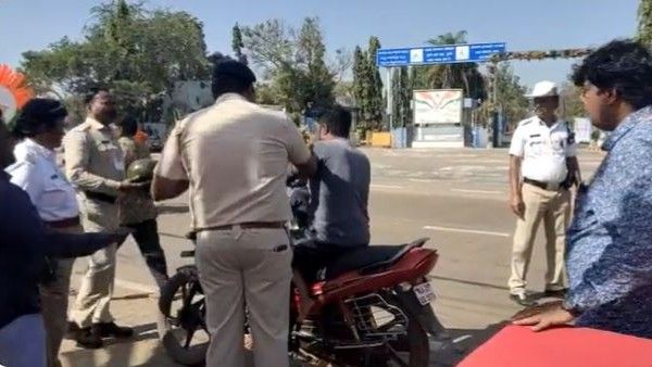 Modi: ప్రధాని మోదీ టూర్ లో పోలీసు అధికారి ఓవర్ యాక్షన్, అక్కడ వదిలేసి ఇక్కడ మాత్రం !